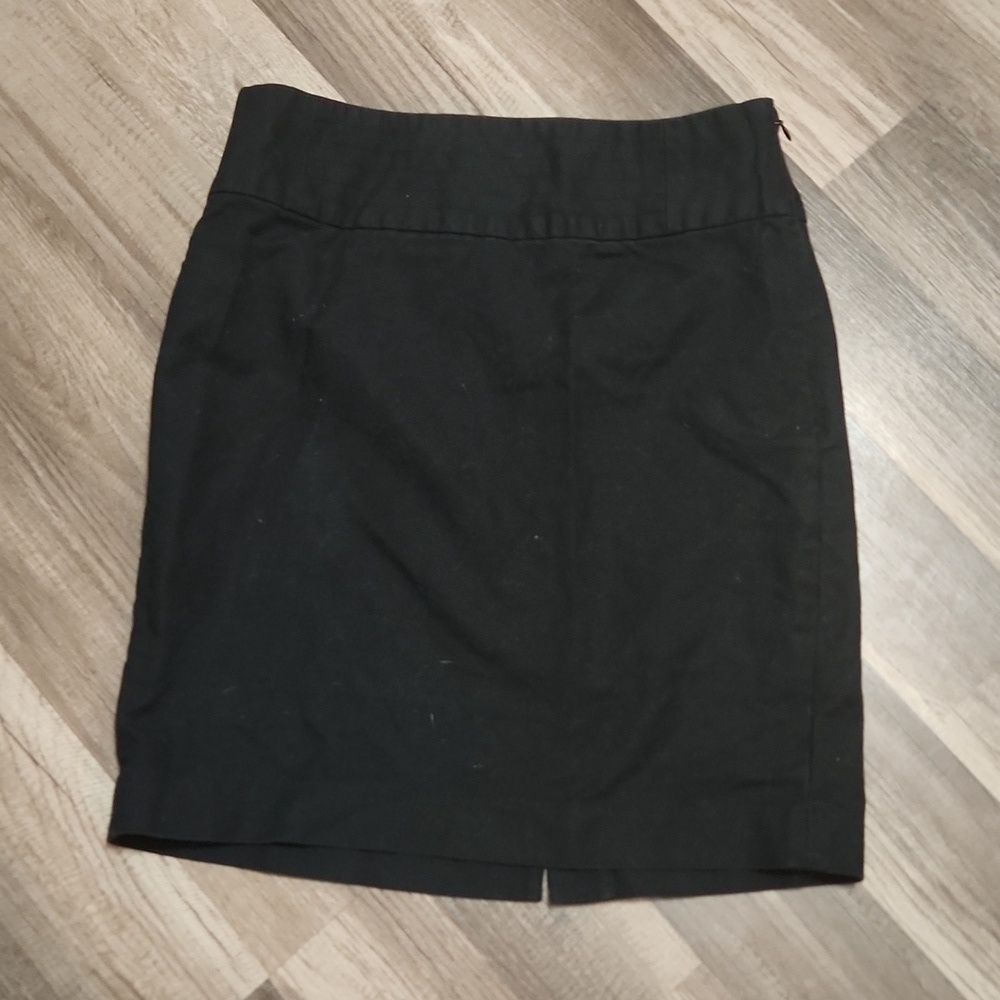 Banana Republic   black pencil skirt size 6  zips up the side.